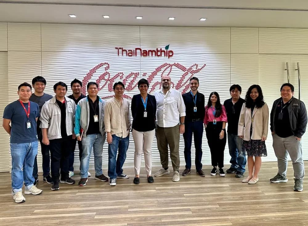 Equipes da ThaiNamthip e da Landix na sede do cliente